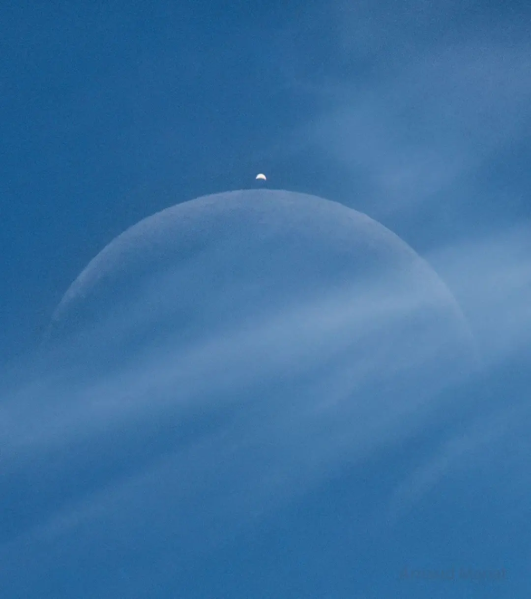 15 de setembro de 2026, em Cessy, França, a Lua passou em frente a Vênus, criando um eclipse diurno. Isso mostra como o…