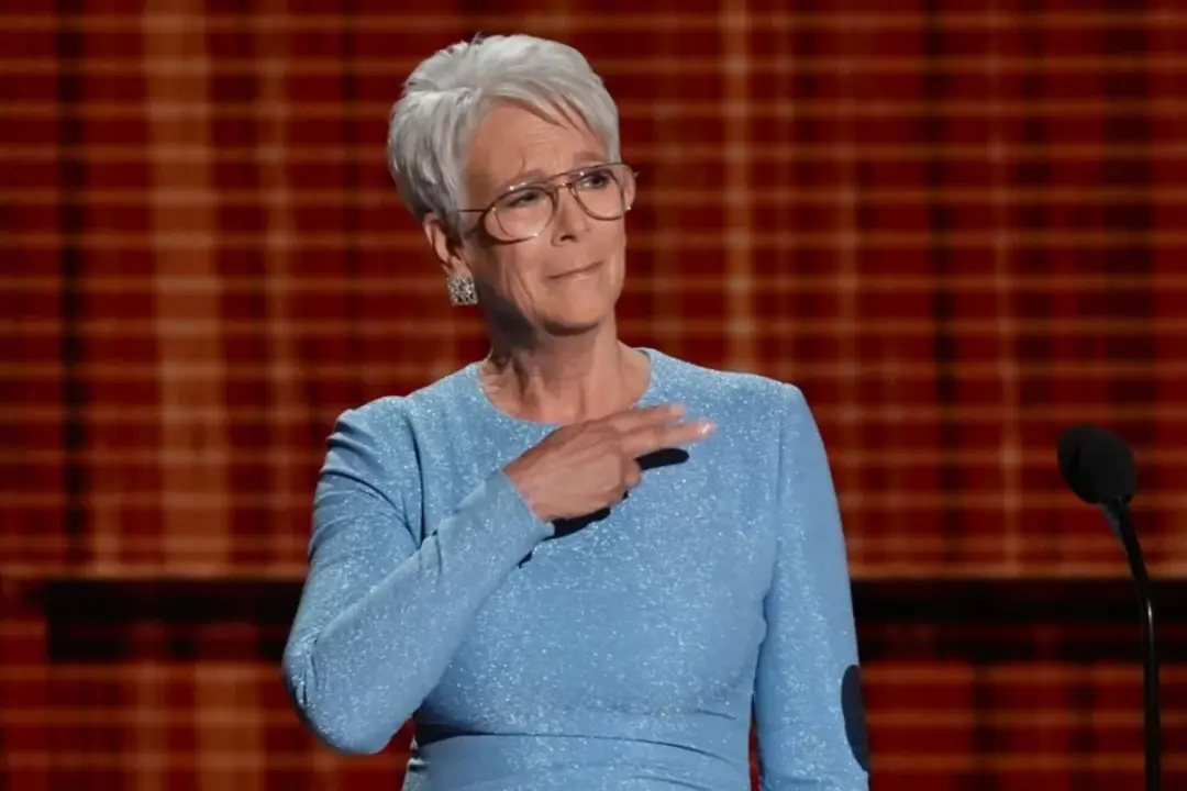 Jamie Lee Curtis chorou ao homenagear Rob Reiner nos Emmys de 2026. A homenagem aconteceu durante o segmento em memoria…