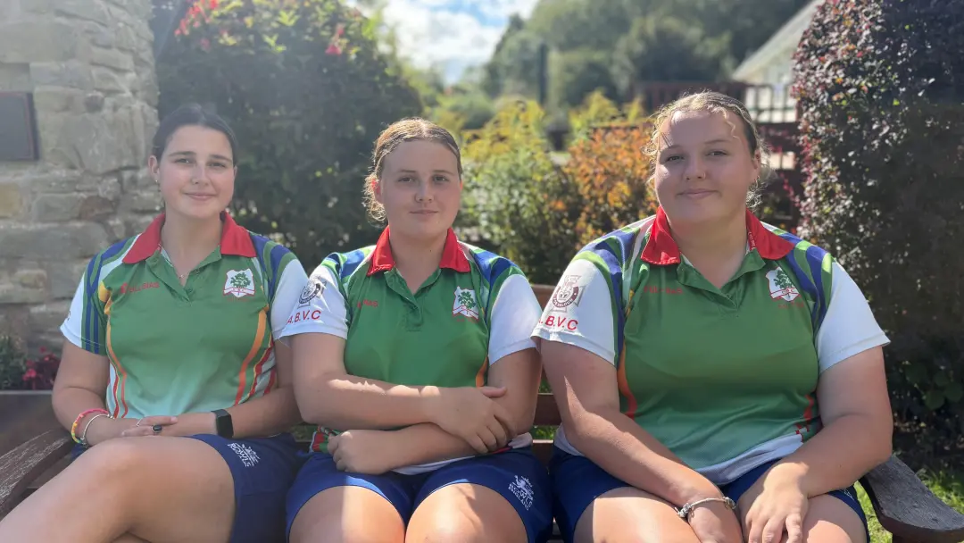 Três irmãs, Emily, Erin e Hattie Burke, começaram a jogar bowls depois da Covid e agora competem pelo Gloucestershire. …