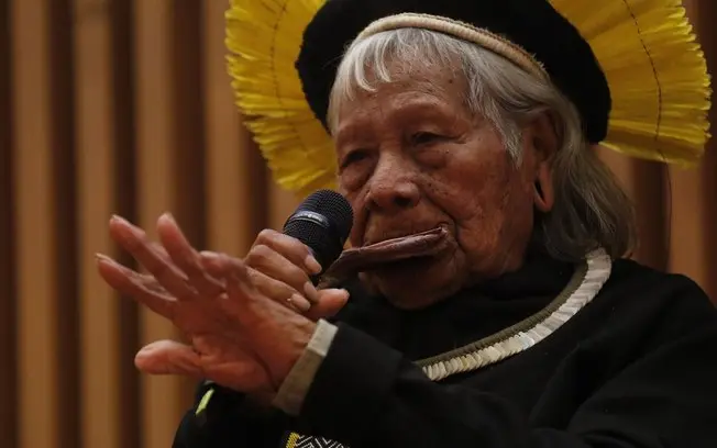 Cacique Raoni Metuktire, de 94 anos, está em cuidados paliativos em Peixoto de Azevedo, Mato Grosso, após diagnóstico d…