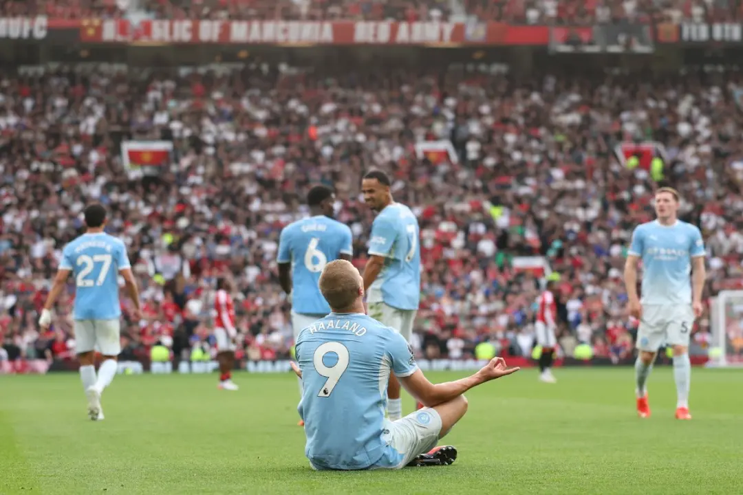 Haaland liderou o Manchester City no jogo contra Manchester United no Old Trafford. Com o time com dez homens no segund…