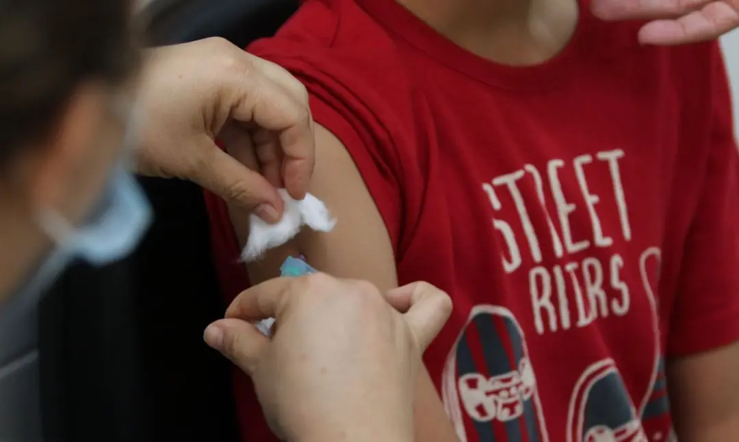 Saúde recomenda vacina contra HPV para crianças a partir dos 2 anos que sofreram violência sexual. Essa mudança acontec…