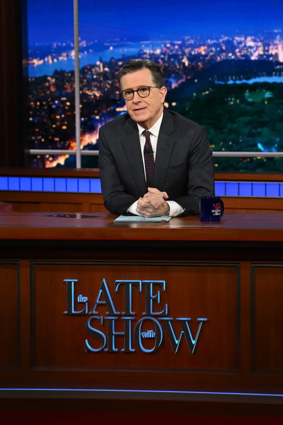 Stephen Colbert apareceu com barba no tapete vermelho dos Emmy de 2026, meses após o fim do The Late Show. A decisão de…
