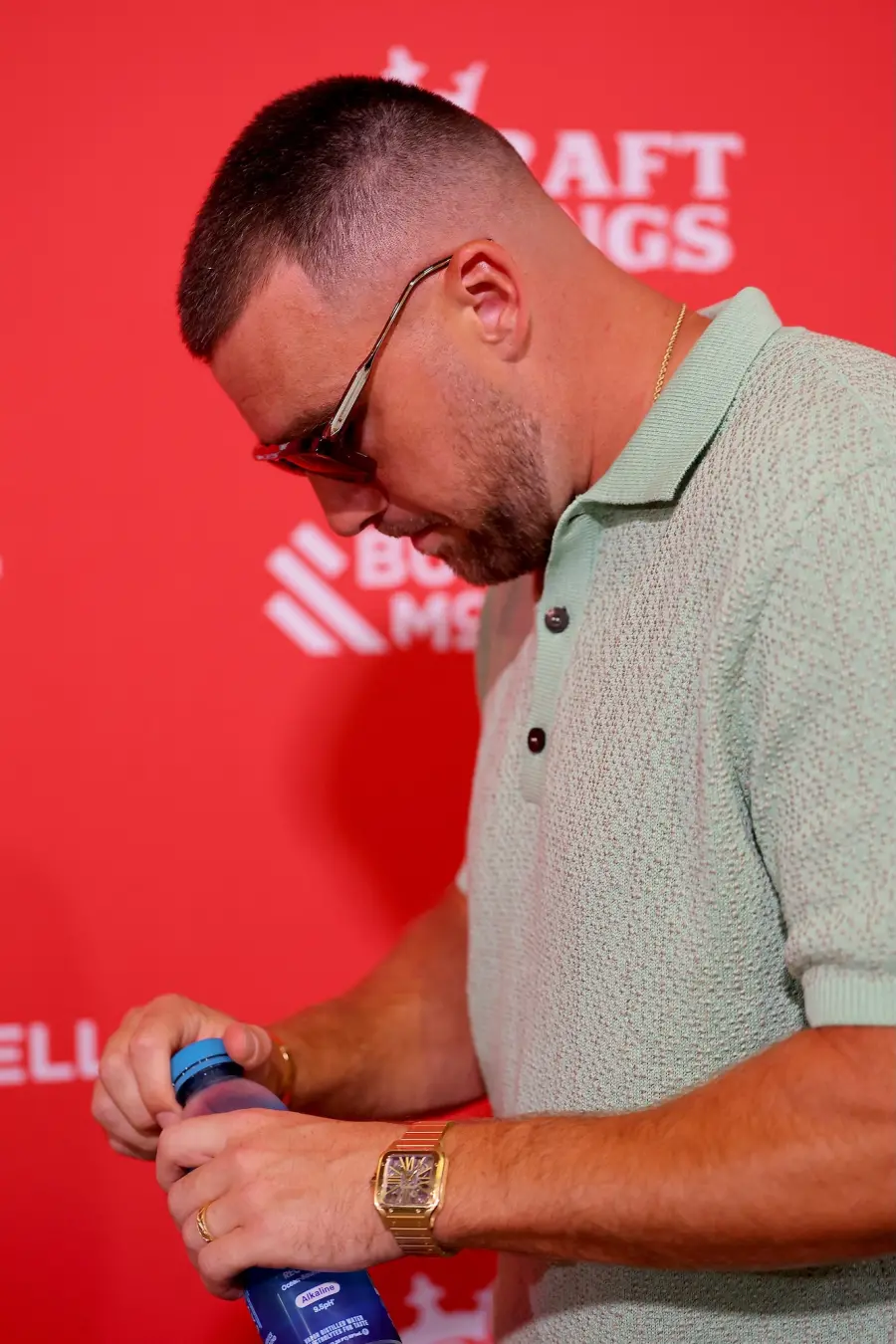 Travis Kelce apareceu em Arrowhead Stadium usando anel de casamento antes do jogo inicial dos Chiefs na segunda, 14 de …