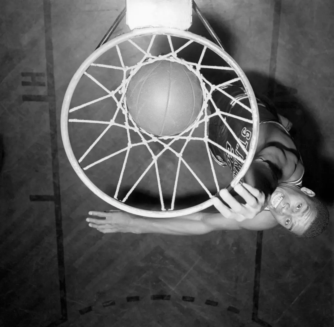 Maurice Stokes, jogador importante no início da NBA em 1955, teve sua carreira interrompida por uma convulsão que o dei…