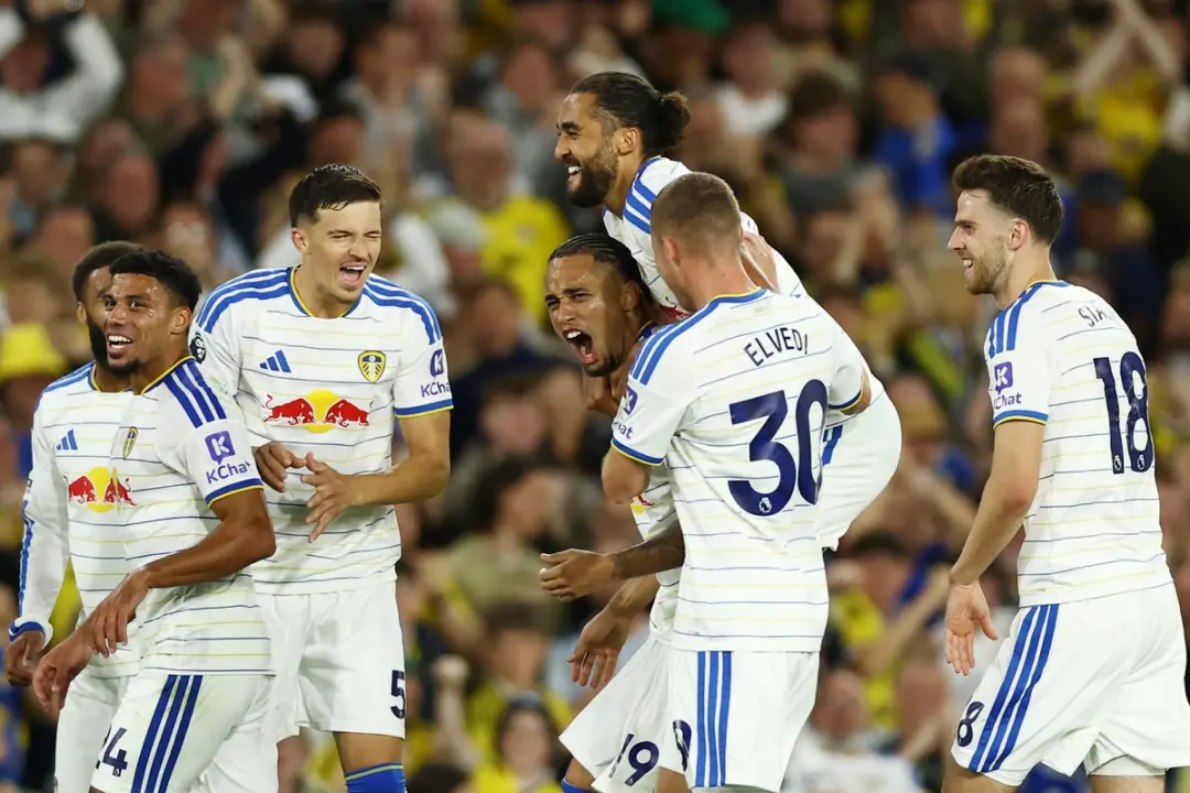 Leeds United atropelou Newcastle em um placar grande em Elland Road. A postura de Farke falando em pensar grande mostra…