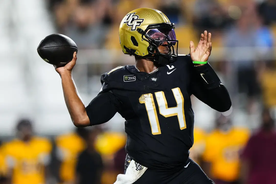 Alonza Barnett III, quarterback da UCF, sofreu uma lesão no isquiotibial depois de escorregar no campo durante o jogo c…