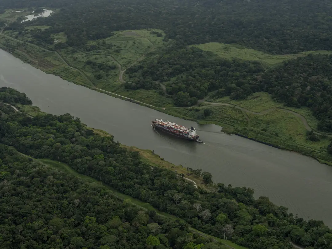 Canal do Panamá planeja média de 29,5 trânsitos no próximo ano fiscal por causa da seca do El Niño. Essa redução impact…
