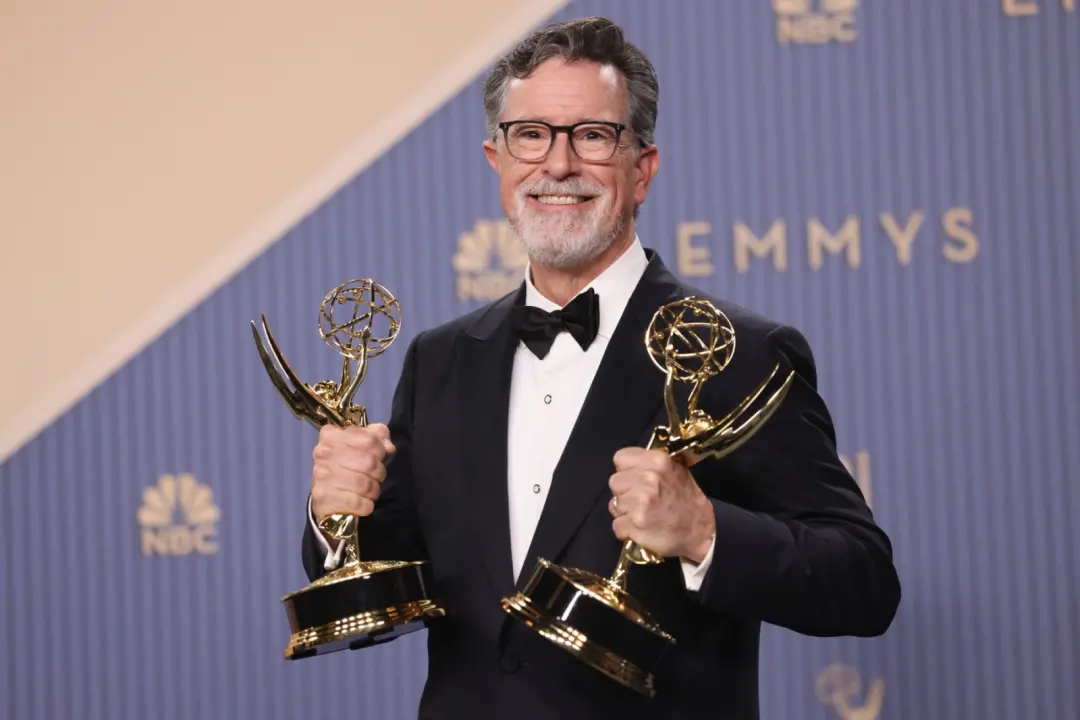 Stephen Colbert disse que a liberdade de expressão tá viva e bem, mesmo com o fim do Late Show nos Emmys. A vitalidade …