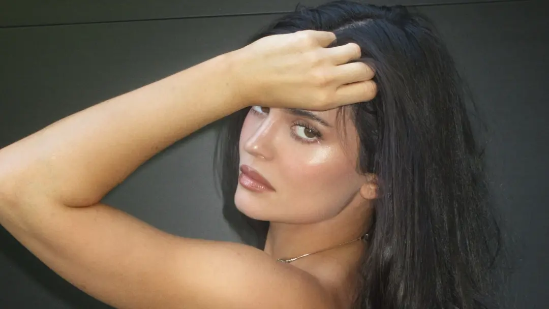 Kylie Jenner mostrou sideboob em um top de metal sem costas celebrando a última semana de verão. Achei que é legal ela …