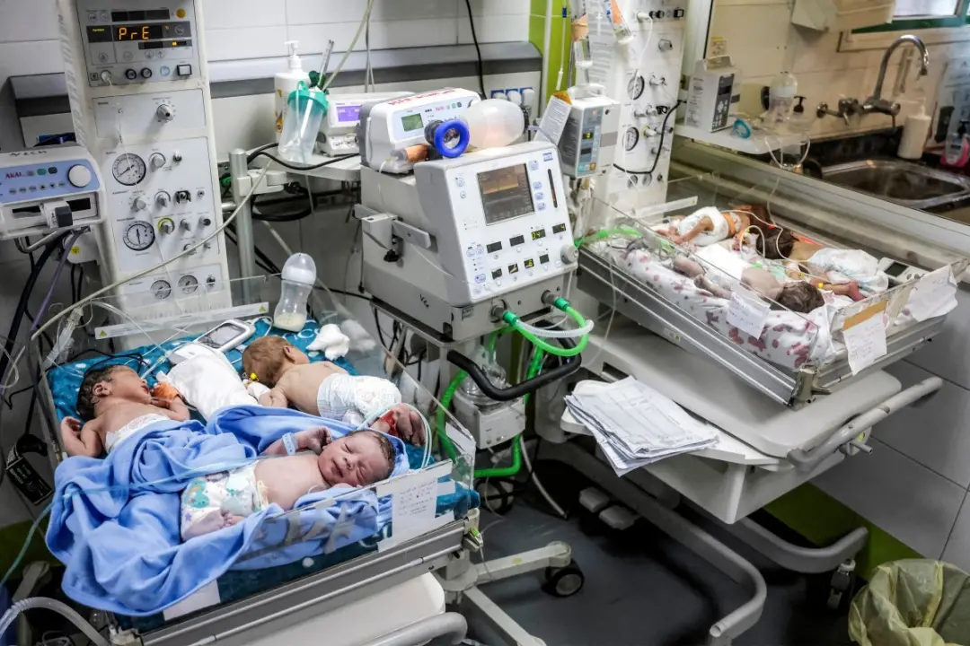 Três bebês prematuros dividindo uma única incubadora no hospital Nasser, em Gaza. A falta de equipamentos e o colapso d…