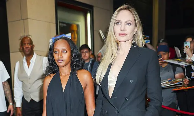 Angelina Jolie e Zahara estavam no screening do Without Blood quando Maddox tirou o sobrenome de Brad Pitt. É uma movim…