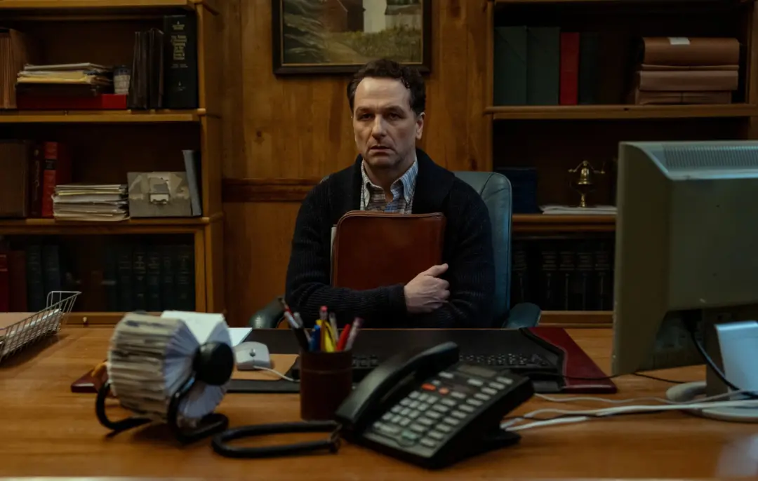 Widow's Bay recebeu 19 indicações nos Emmy Awards de 2026, e Matthew Rhys ganhou em duas categorias de ator principal n…