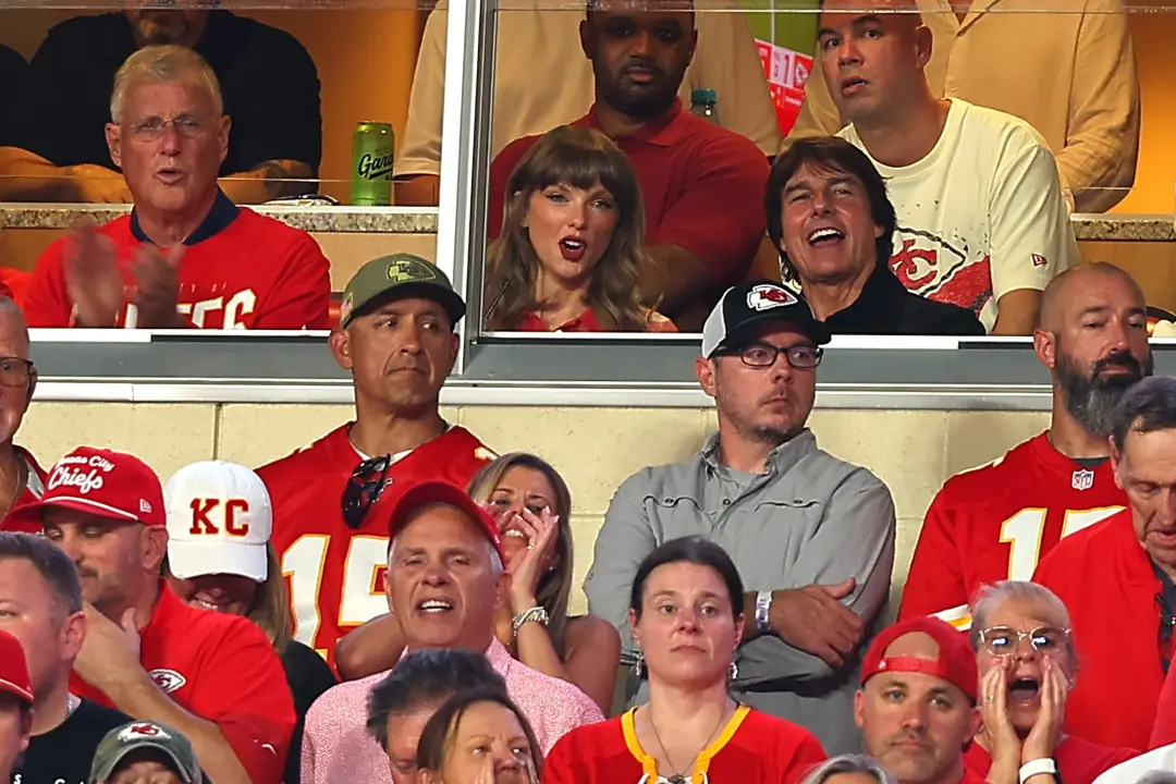 Taylor Swift sentou ao lado de Tom Cruise no Arrowhead Stadium durante o jogo do Chiefs contra os Broncos em 14 de sete…