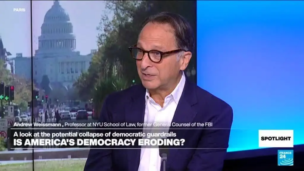Andrew Weissmann, Professor da NYU School of Law, aponta que a desonestidade política normaliza a falta de confiança na…