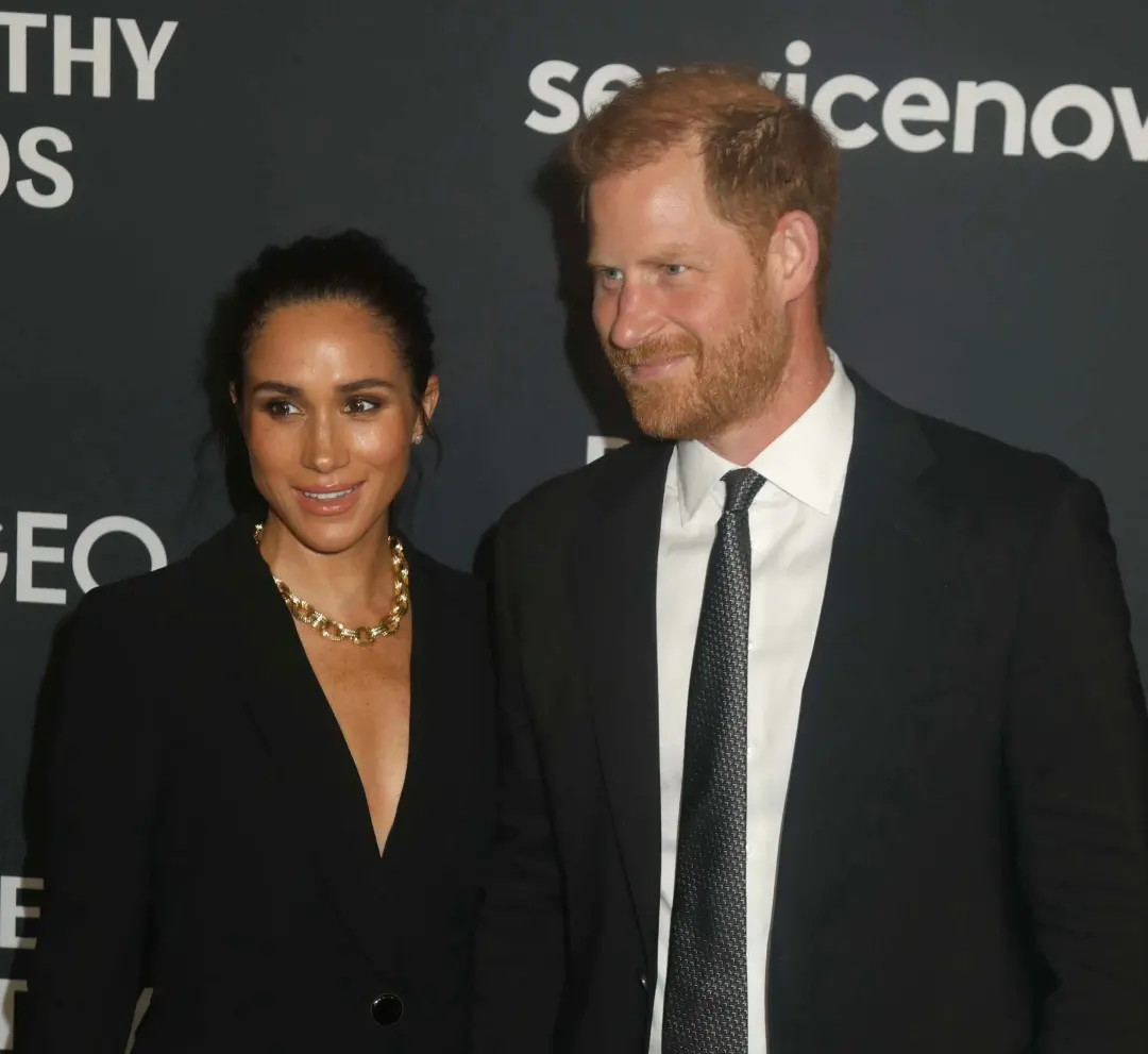 Enrique e Meghan trocaram os filhos de escola após dois dias, por preocupação com a segurança no translado. É um reflex…