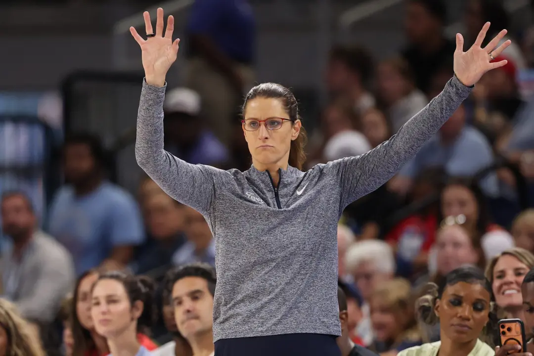 Stephanie White, treinadora da Indiana Fever, recebeu críticas por como lidou com jogadoras antes da Copa do Mundo Femi…