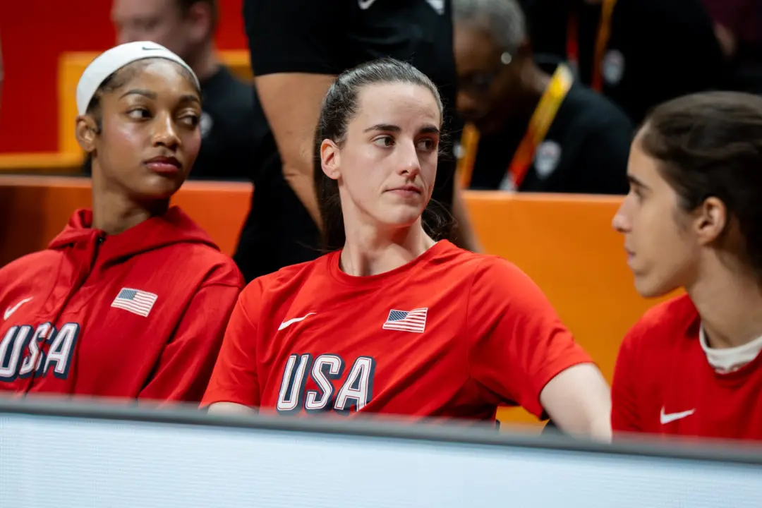 Caitlin Clark e Angel Reese apareceram numa foto viral supostamente almoçando em Berlim após a vitória do Time USA na C…