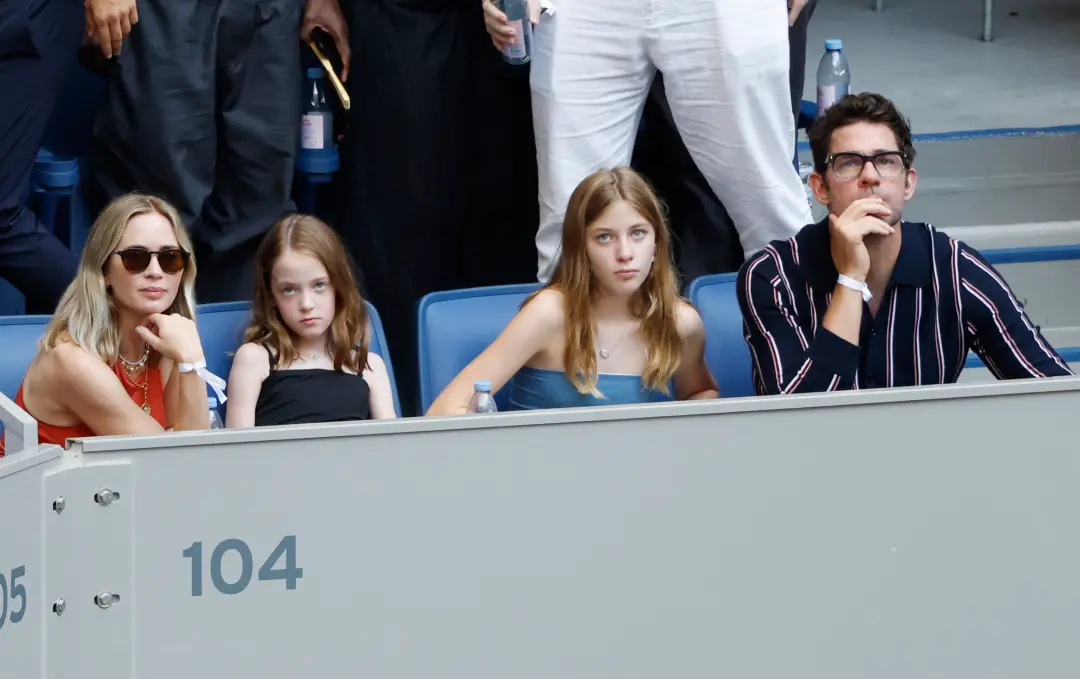 Emily Blunt e John Krasinski apareceram com as filhas Violet, de 10 anos, e Hazel, de 12 anos, no US Open em Nova York.…