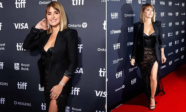 Penelope Cruz brilhou no Toronto Film Festival, vestindo um vestido de couro e renda sem alças com uma fenda ousada na …