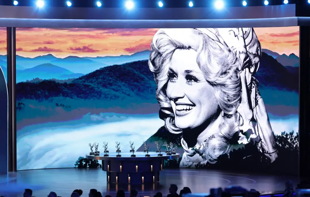 Sally Field falou sobre Dolly Parton nos Emmy Awards, dizendo que perderam um anjo da Terra. A artista era uma força un…