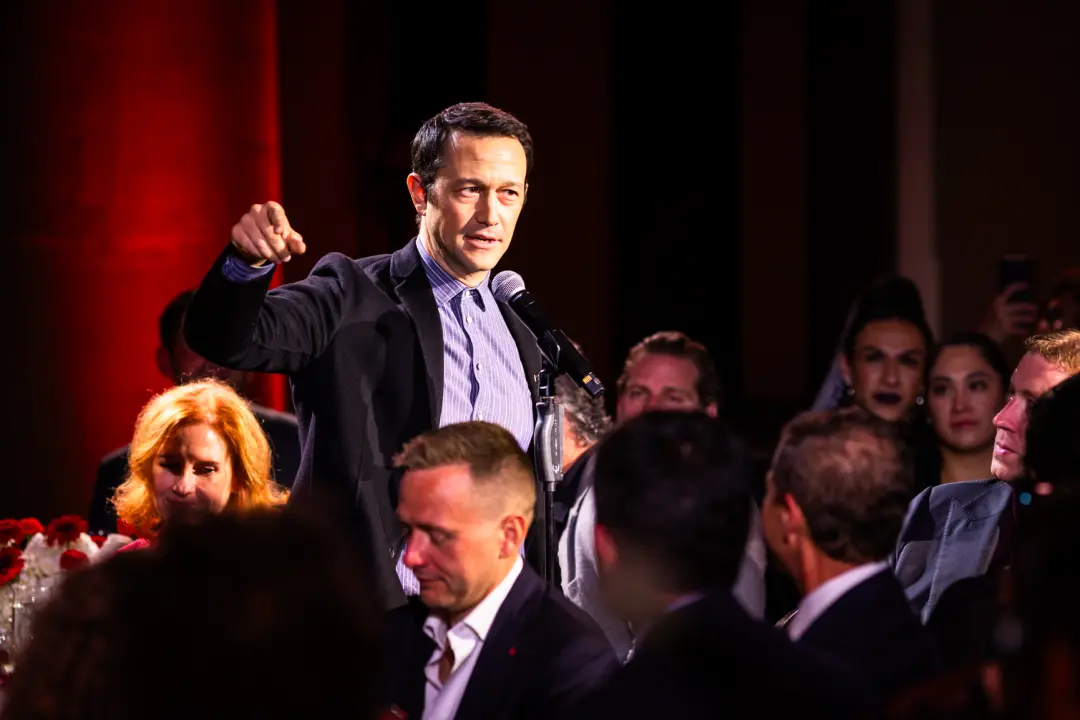 Joseph Gordon-Levitt disse no TIME100 AI Impact Dinner em San Francisco que empresas de IA deveriam ser fechadas pelo g…