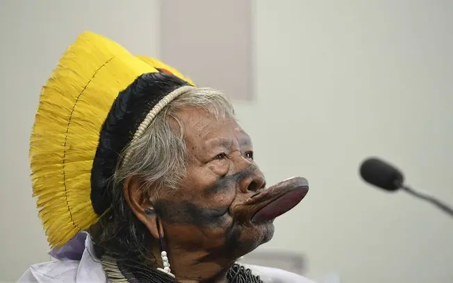 Cacique Raoni Metuktire, de 94 anos, recebe cuidados paliativos em Peixoto de Azevedo, Mato Grosso, após diagnóstico de…