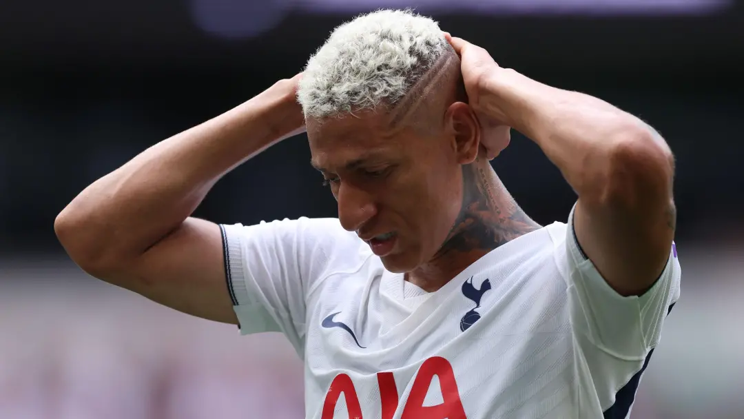 Richarlison postou com emoji chorando depois de ser deixado de fora do time do Tottenham contra o Liverpool pela Copa C…