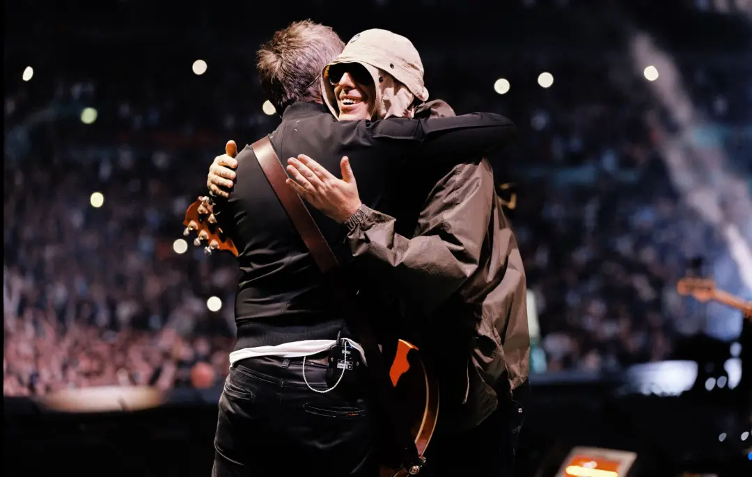 O Oasis confirmou a turnê Live 27 com 38 shows começando em maio, com paradas em Glasgow, Manchester e Boston. A banda …