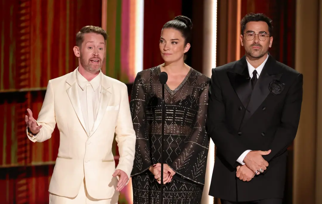 Macaulay Culkin, Annie Murphy e Dan Levy fizeram uma homenagem a Catherine O Hara nos Emmys 2026 em Los Angeles. A lemb…