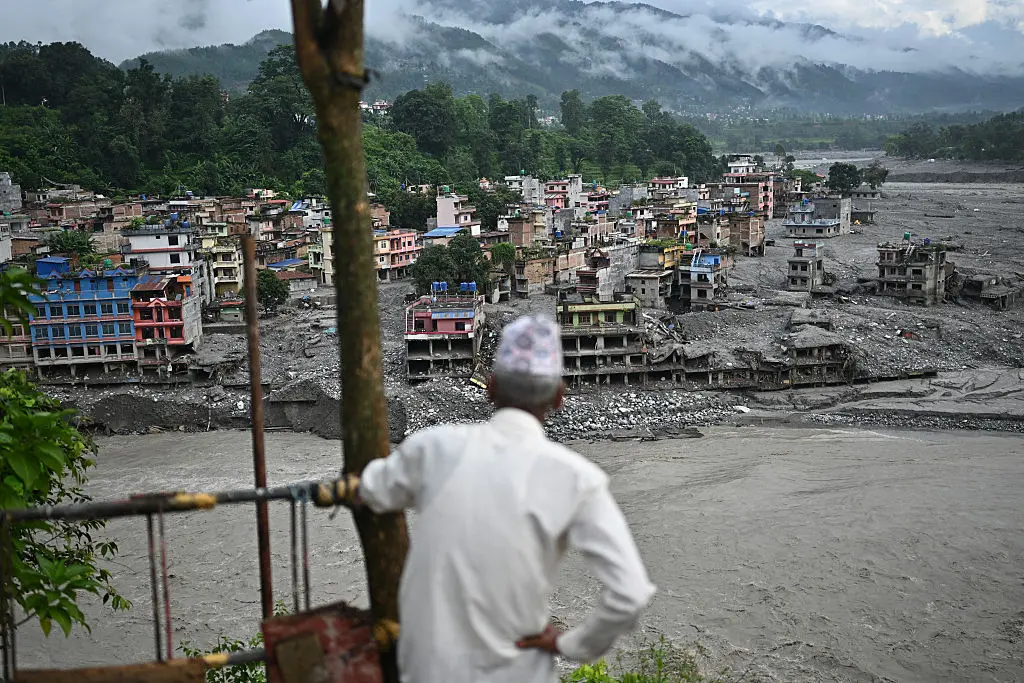 Nepal e Tibete enfrentam inundações terríveis, com 1.386 mortos e cerca de 5.000 desaparecidos, destruindo pontes e vil…