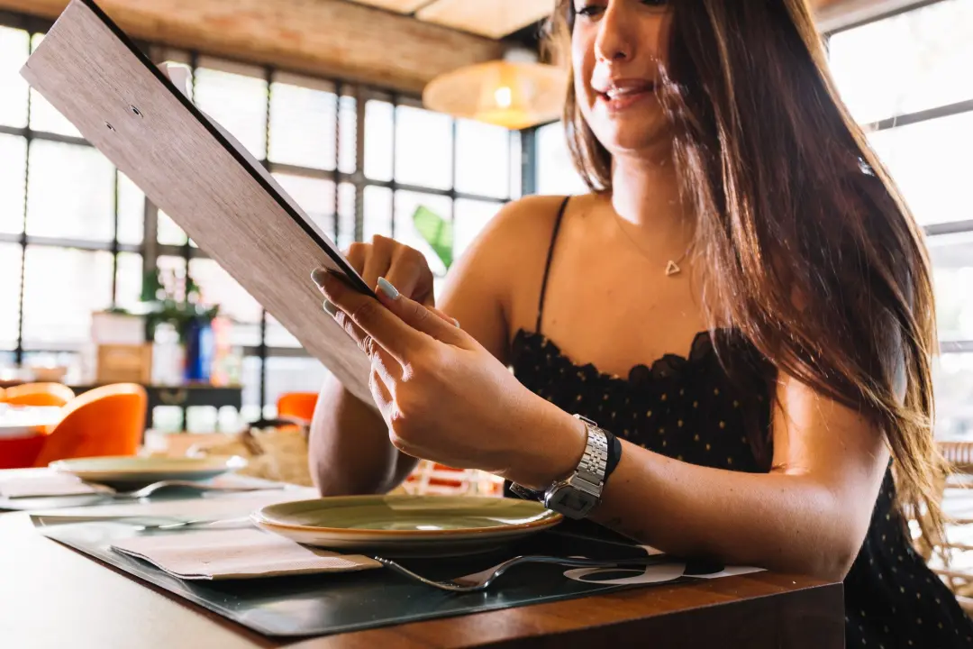 Imagens de pratos gerados por inteligência artificial estão substituindo os cardápios em alguns restaurantes. A perfeiç…