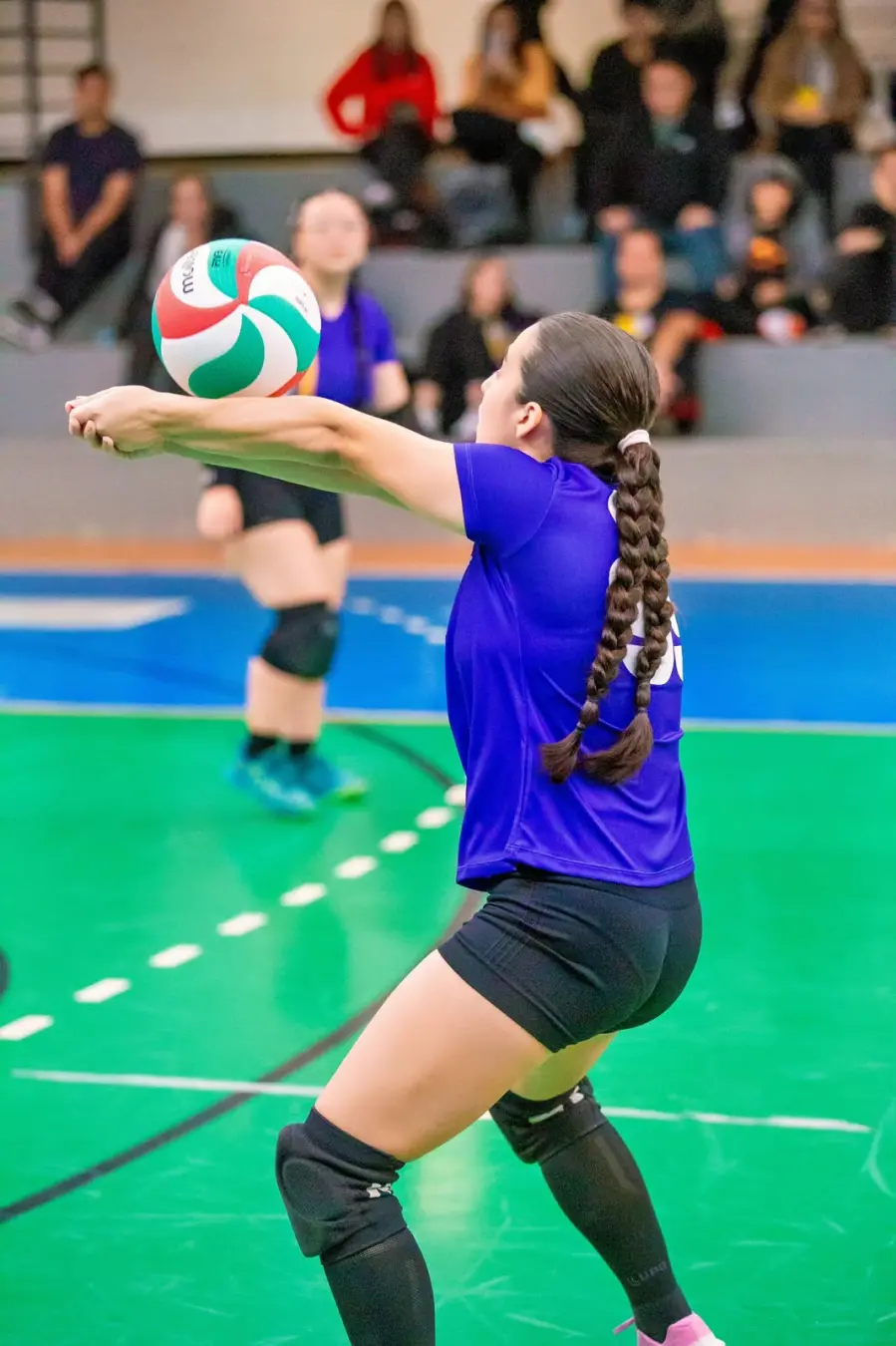 Maria Giulia, de 13 anos, começou no vôlei e conseguiu perder cinco quilos, depois de ter sobrepeso e colesterol alto. …