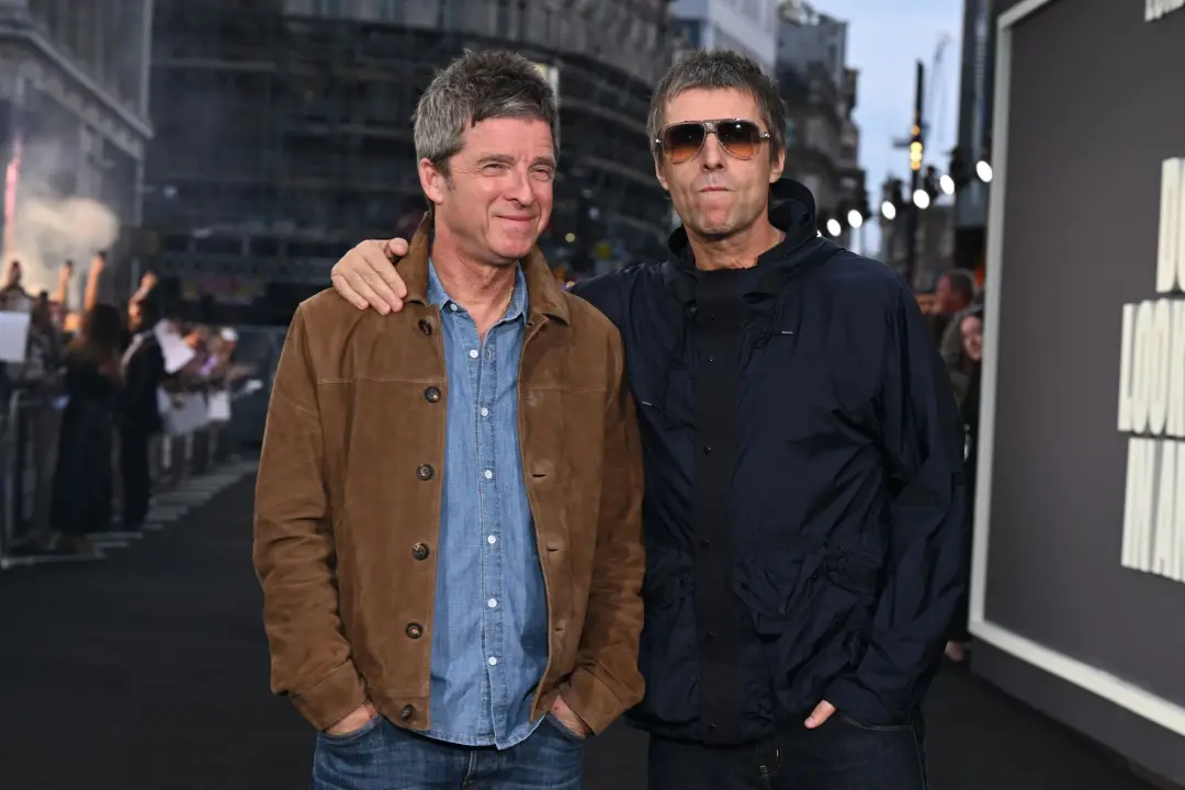 Noel Gallagher e Liam anunciaram uma turnê de 38 datas em 2027, com mudanças no set list. A mudança no repertório mostr…