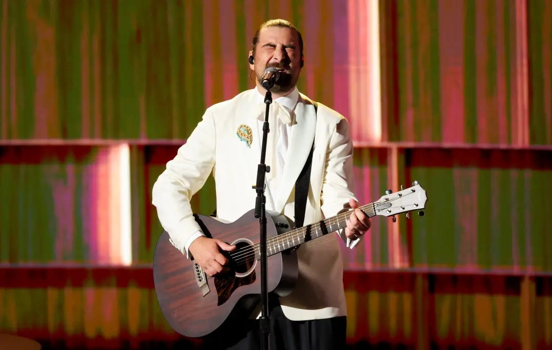 Noah Kahan tocou Bridge Over Troubled Water durante o In Memoriam dos Emmys 2026 em Los Angeles, homenageando estrelas …