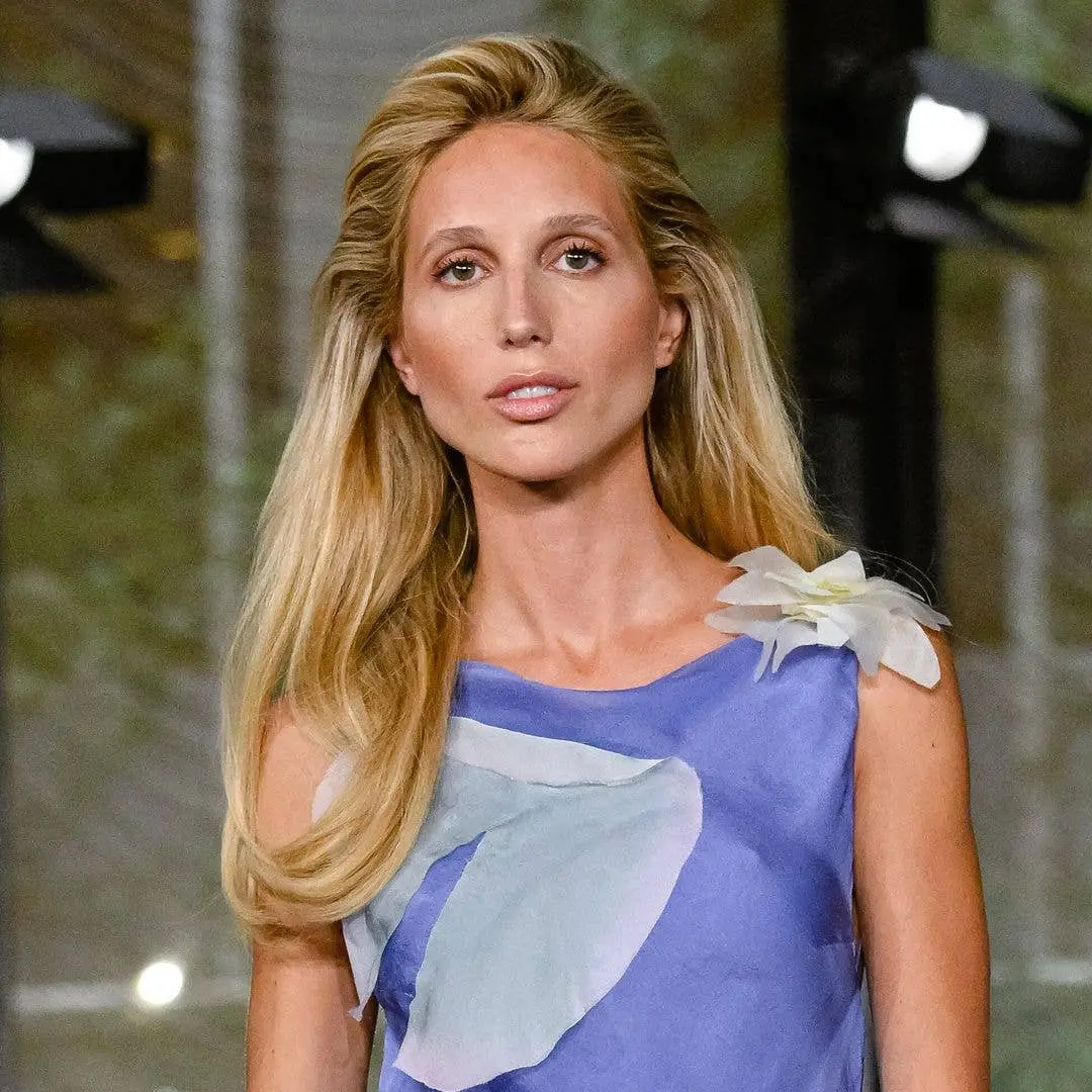 Princess Olympia desfilou no show Conner Ives primavera/verão 2027 em 12 de setembro com um vestido sem costas ousado. …
