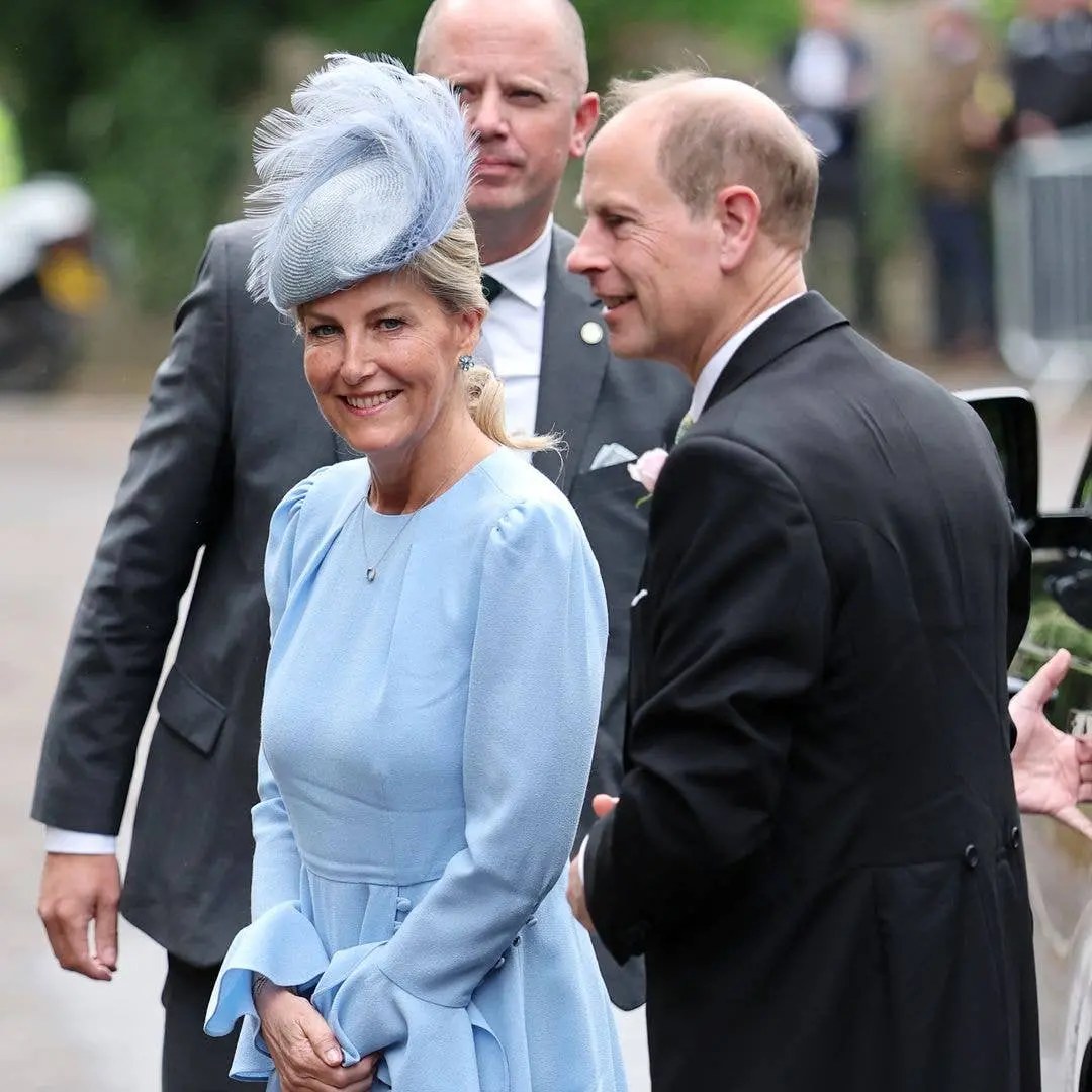 Duquesa Sophie e Príncipe Edward compareceram ao casamento de Ella Mountbatten e Fergus Wright. Esse evento acontece an…