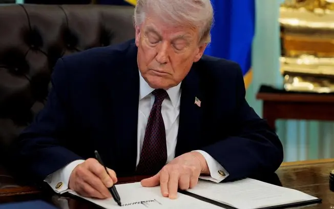 Suprema Corte barra mudança de Trump sobre voto pelo correio. Essa decisão garante que os estados continuem usando os p…