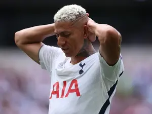 Richarlison questiona o técnico no Tottenham enquanto não encontra saída. É uma situação de incerteza no time. Quando o…