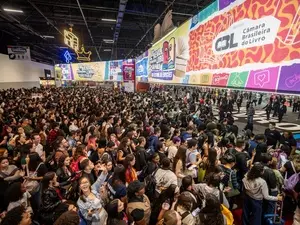 Casarin afirma que a Bienal não pode tratar leitores como meros consumidores de livros. Concordo que a diferença entre …
