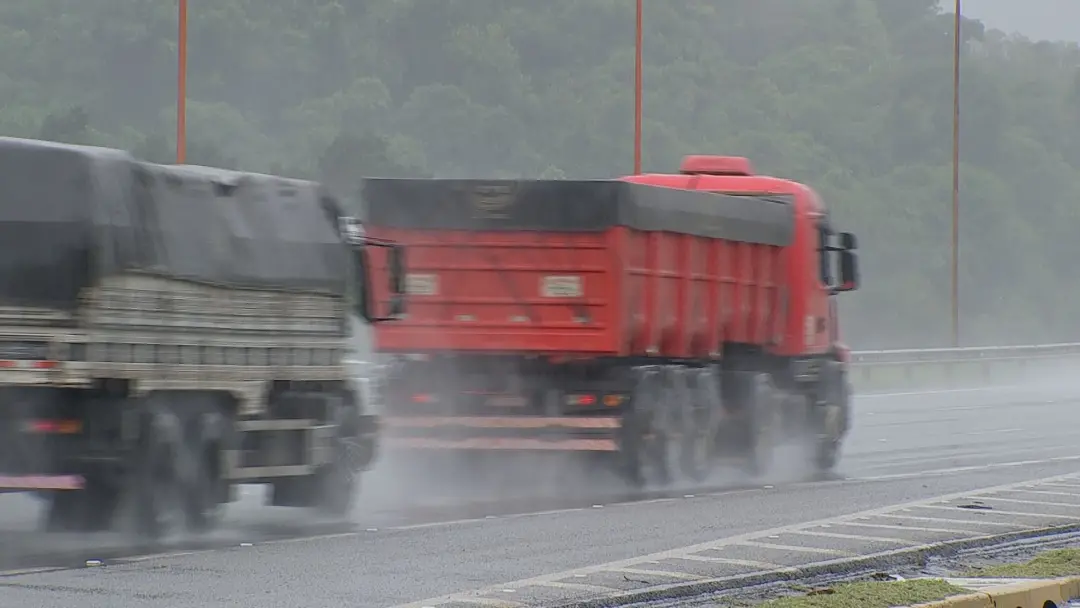 Tempestades atingem o interior de São Paulo, causando alagamentos e risco de aquaplanagem em rodovias como a Raposo Tav…