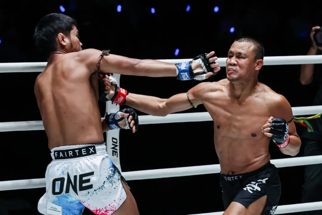 Seksan fechou a carreira no The Inner Circle 30 contra Muangthai PK Saenchai no Lumpinee Stadium em Bangkok. Foi um due…