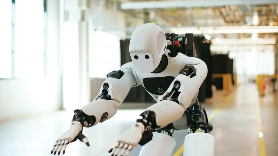 Gemini do Google DeepMind vai ser usado para alimentar robôs humanoides, testando a inteligência da IA no mundo real. É…