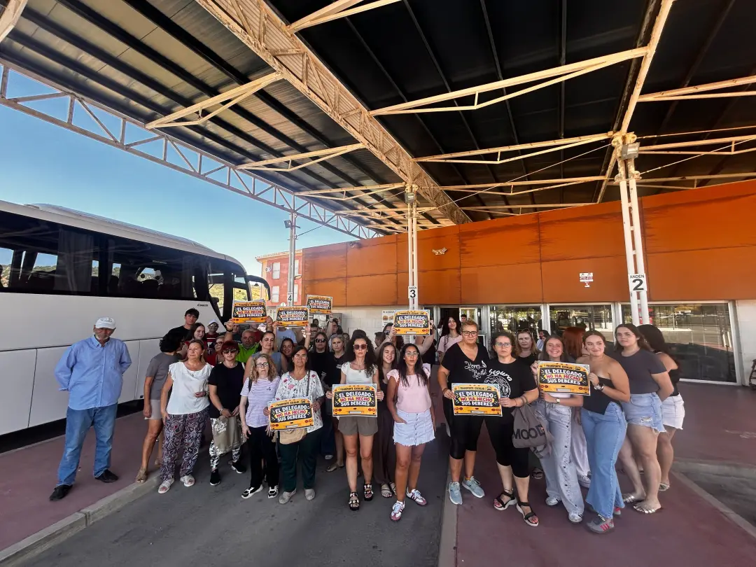 Más de 1600 alunos de Jaén ficaram sem transporte escolar. Famílias negam levar filhos em carros particulares ou táxi, …
