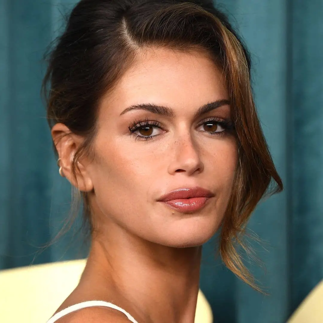 Kaia Gerber exibiu um físico definido em um conjunto de sutiã e saia no after party dos Emmys da Disney. O corpo expost…