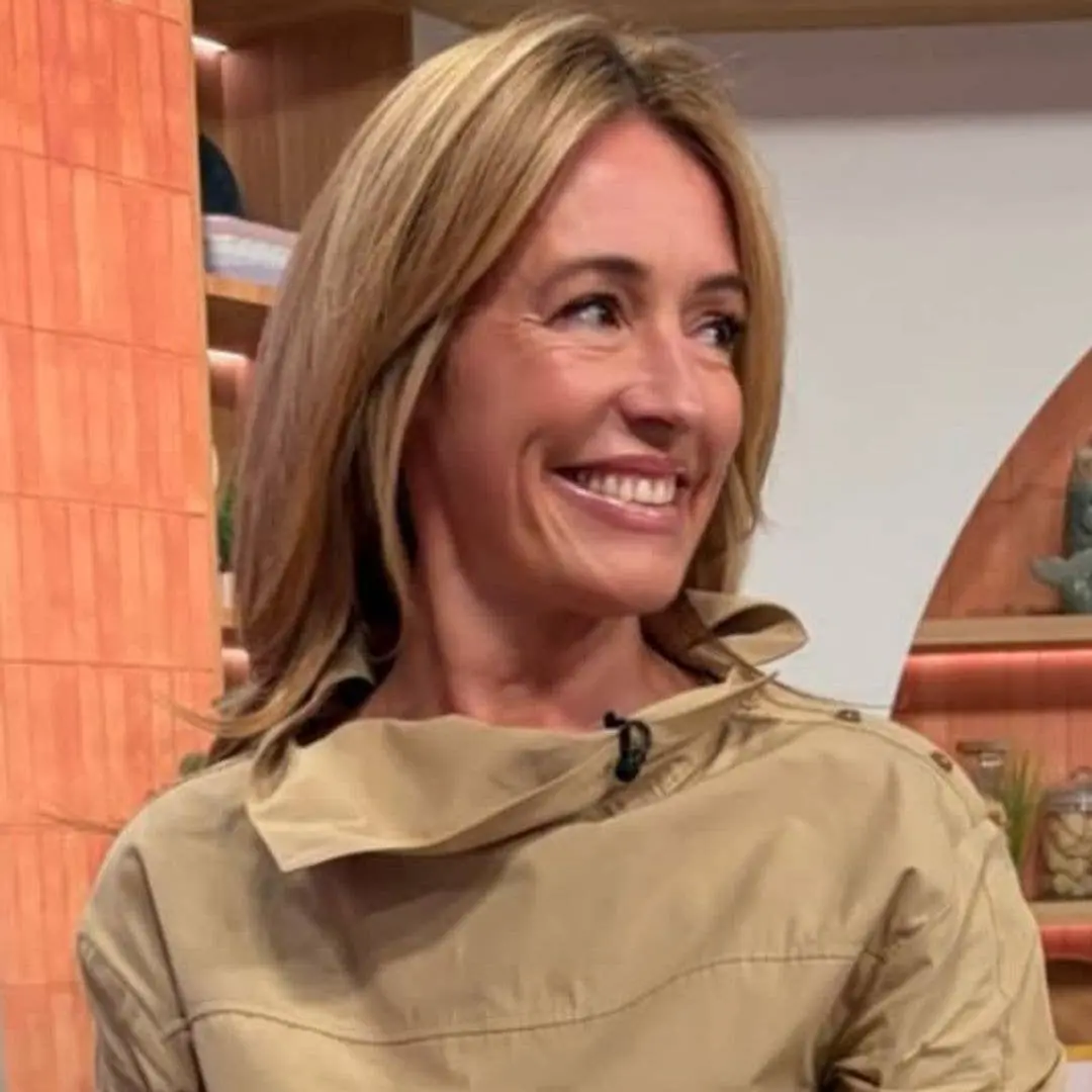 Cat Deeley usou um vestido mini inspiração trench da Marks & Spencer por 22,50 libras no This Morning. Achei o visual e…