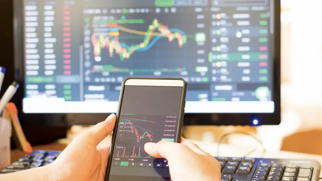 Mercados globais em queda com alta de 2% no petróleo e expectativa de juros subirem 0,25 ponto percentual nos EUA. Juro…