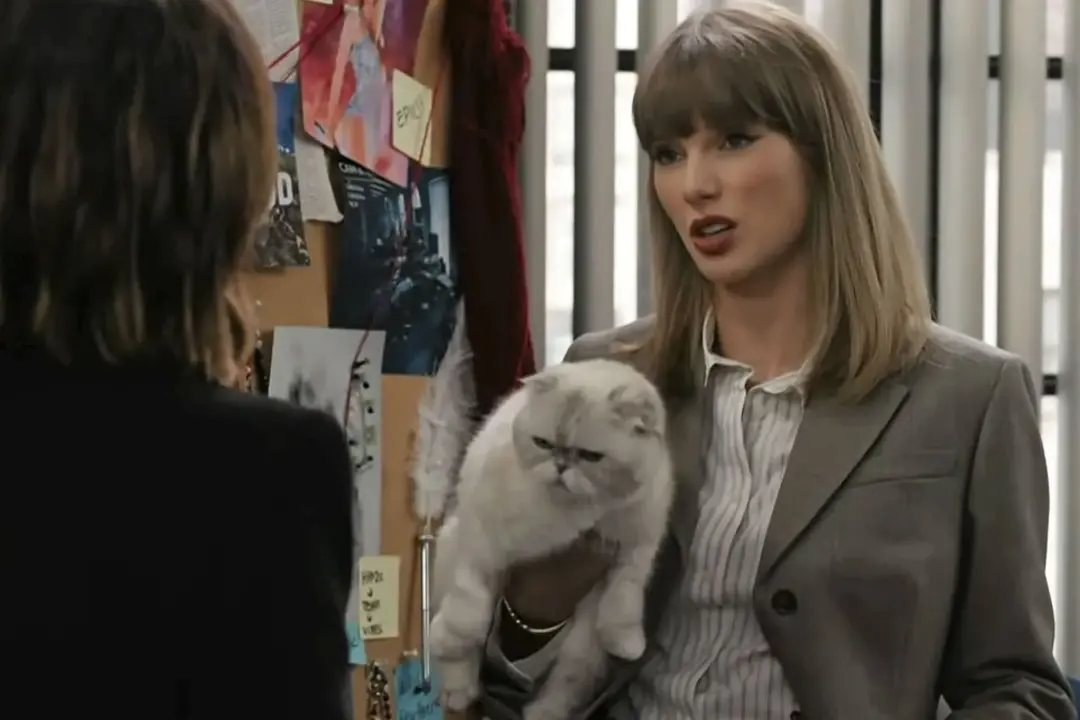 Taylor Swift apareceu em um sketch pré gravado com Mariska Hargitay no Emmy de 2026. Ela também apoiou o marido Travis …