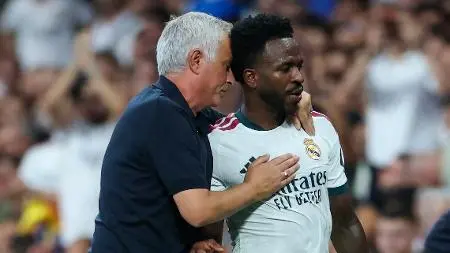 Mourinho reclamando de Vini e os números do brasileiro. Dá pra ver que a reclamação dele tem um fundo, se os dados most…