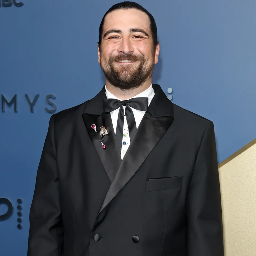 Noah Kahan quis ter feito uma órbita ao redor de um banheiro durante sua apresentação nos Emmys 2026, no Peacock Theate…